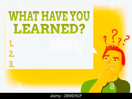 Schreiben Sie eine Notiz, die zeigt, was Sie gelernt haben Frage. Geschäftskonzept für die Dinge zu wissen erwerben oder absorbieren Mann zum Ausdruck Hand auf Mund Frage M Stockfoto