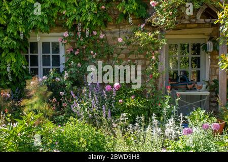 Ein Ferienhaus in einem typisch englischen Landgarten Stockfoto