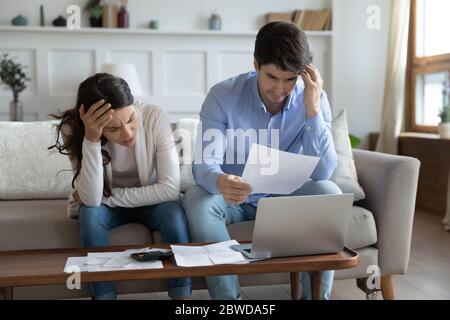 Beunruhigte Paar besorgt über Konkurs Zahlung Rechnungen online Stockfoto