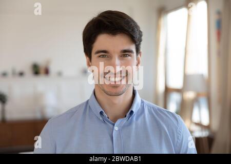 Kopffoto Porträt von lächelnden jungen kaukasischen Mann Stockfoto