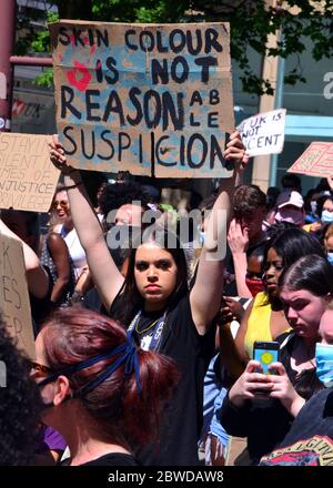 Ein Protest von Black Lives Matter zog am 31. Mai 2020 mehrere hundert Demonstranten in Zentral-Manchester, England, Großbritannien, in Solidarität mit den Demonstranten in Amerika in Bezug auf den Tod von George Floyd an. Floyd, ein afroamerikanischer Mann, starb am 25. Mai 2020 in Minneapolis, Minnesota, USA, während er von 4 Polizeibeamten verhaftet wurde, nachdem ein Verkäufer behauptet hatte, er habe versucht, mit einer gefälschten 20-Dollar-Rechnung zu bezahlen. Stockfoto