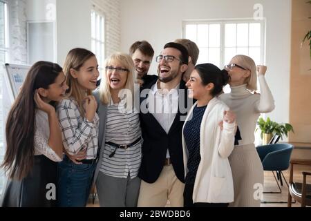Glücklich aufgeregt multirassischen verschiedenen Alters Geschäftsleute feiern Unternehmensleistung. Stockfoto