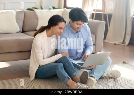 Junges Paar mit Laptop zu Hause entspannen Stockfoto