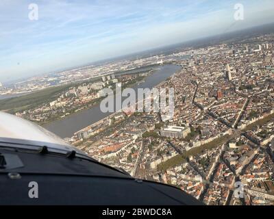 Antwerpen Belgien von einem Propellerflugzeug aus gesehen Stockfoto