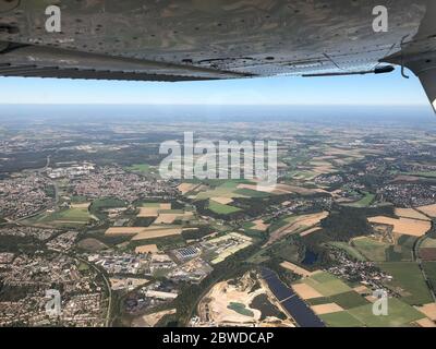 Flug durch Deutschland in einem Propellerflugzeug Stockfoto