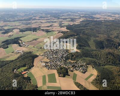 Flug durch Deutschland in einem Propellerflugzeug Stockfoto