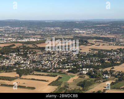 Flug durch Deutschland in einem Propellerflugzeug Stockfoto