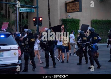 Las Vegas, NV - 30. Mai 2020: Die Polizei von Las Vegas hat Straßensperren in der Gegend eingerichtet, um Demonstranten vom berühmten Strip fernzuhalten. Fremont Street Experiance und die umliegenden Viertel, während Demonstranten am 30. Mai 2020 in der Innenstadt von Las Vegas, Nevada, zu Protest und einer landesweiten Aufforderung für Änderungen in den Polizeibehörden im ganzen Land zusammenkommen. Quelle: Shannon Beelman/The Photo Access Stockfoto