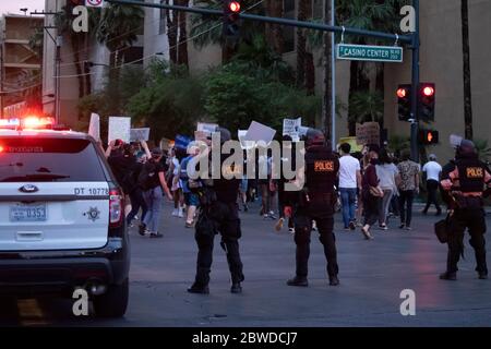 Las Vegas, NV - 30. Mai 2020: Die Polizei von Las Vegas hat Straßensperren in der Gegend eingerichtet, um Demonstranten vom berühmten Strip fernzuhalten. Fremont Street Experiance und die umliegenden Viertel, während Demonstranten am 30. Mai 2020 in der Innenstadt von Las Vegas, Nevada, zu Protest und einer landesweiten Aufforderung für Änderungen in den Polizeibehörden im ganzen Land zusammenkommen. Quelle: Shannon Beelman/The Photo Access Stockfoto