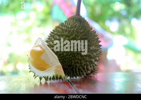 Foto von Durian Obst auf Holztisch Stockfoto