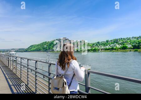 Rückansicht der Frau, die am Geländerschutz auf der Promenade steht, am See Stockfoto