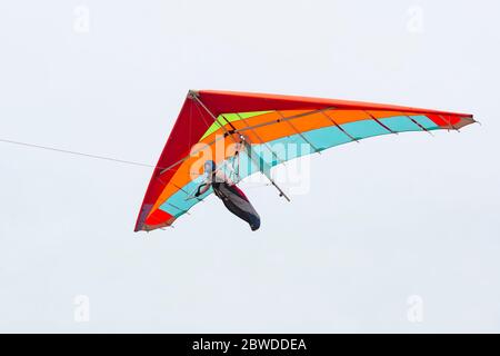 2020-05-24, Fasova, Ukraine. Tapferes Mädchen Pilot auf ihrem bunten Flügel. Traum vom Fliegen wird wahr Stockfoto