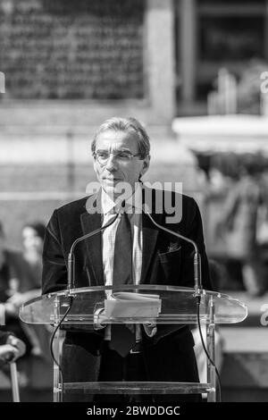 Straßburg, Frankreich - 12. Apr 2014: Schwarz-Weiß-Bild des Bürgermeisters von Straßburg, Roland Ries, bei einer Rede im Zentrum von Straßburg Place Kleber Stockfoto