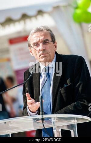 Straßburg, Frankreich - 12. Apr 2014: Bürgermeister von Straßburg, Roland Ries, hält eine Rede im Zentrum von Straßburg Place Kleber Stockfoto