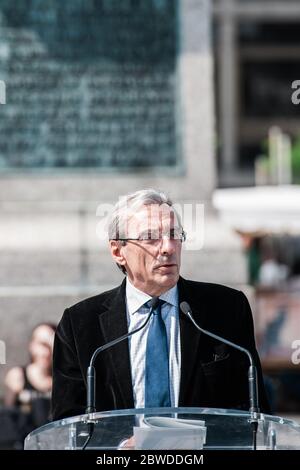 Straßburg, Frankreich - 12. Apr 2014: Bürgermeister von Straßburg, Roland Ries, hält eine Rede im Zentrum von Straßburg Place Kleber Stockfoto