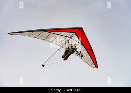 2020-05-24, Fasova, Ukraine. Lernen, auf einem Drachenflieger zu fliegen. Tandem Hängegleiter mit Pilot und Beifahrer. Stockfoto