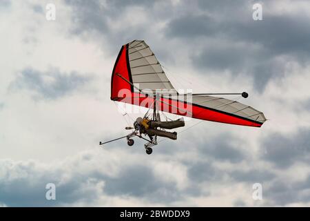 2020-05-24, Fasova, Ukraine. Tandem Hängegleiter mit Pilot und Beifahrer. Lernen, auf einem Drachenflieger zu fliegen. Stockfoto