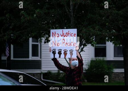 Eine Frau hält ein Plakat, das sagt: "Keine Gerechtigkeit. Kein Frieden, während einer Mahnwache für George Floyd gehalten in Pennsylvania.Weißer Polizeibeamter, Derek Chauvin, kniete auf George Floyds Hals, der zu seinem Tod während einer Verhaftung in der US-Stadt Minneapolis am 25. Mai führte. Stockfoto
