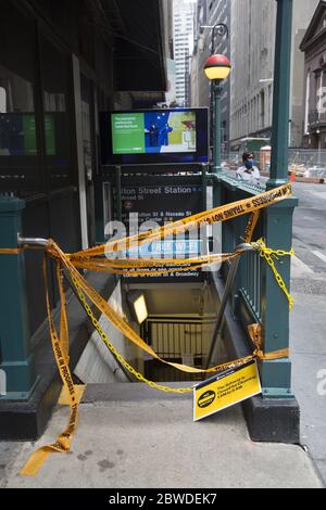 Während der Sperrung der Covid-19-Pandemie in New York City wurde der Eingang der Fulton Street U-Bahn-Station im Finanzdistrikt geschlossen. Stockfoto