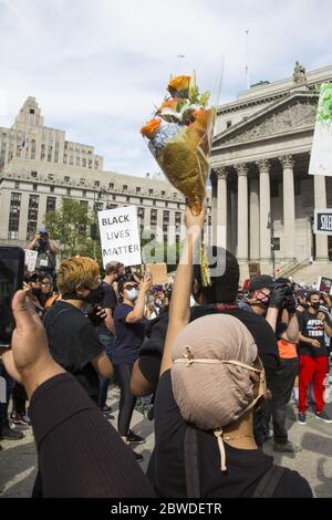 Demonstration und marsch in NYC, um eine Botschaft zu senden, dass der Mord an Schwarzen durch die Polizei nicht weitergehen kann. Der Mord an George Floyd in Minneapolis durch einen offensichtlich geistig verwirbelten Polizeibeamten hätte nie geschehen sollen. Das gesamte Justizsystem in den USA hat einmal zu viele Köpfe gewendet. Stockfoto