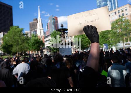 Boston, Usa. Mai 2020. Protestierende und Unterstützer versammeln sich für George Floyd auf Boston Common am Sonntag, 31. Mai 2020. Im ganzen Land sind als Reaktion auf die Ermordung von George Floyd durch die Polizei in Minneapolis am 25. Mai Unruhen ausgebrochen. Foto von Matthew Healey/UPI Quelle: UPI/Alamy Live News Stockfoto