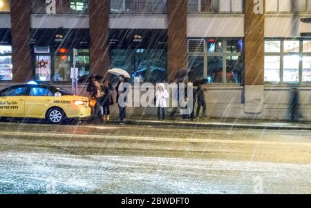 Warten auf den Bus Vancouver Dezember Nacht Stockfoto