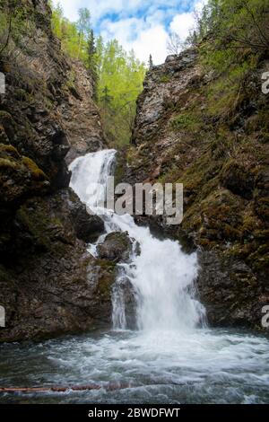 Der kleine Canyon um die Thunderbird Falls ragt über den Grund der Wasserfälle. Stockfoto