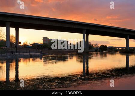 Interstate 8 Bridge over the Colorado River, Gateway Park, Yuma, Arizona, USA Stockfoto