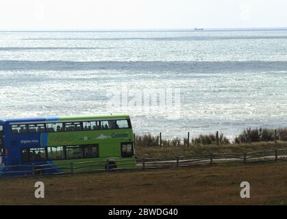 Der Coaster Doppeldeckerbus auf der A259 in der Nähe von Rottingdean entlang des Ärmelkanals Stockfoto