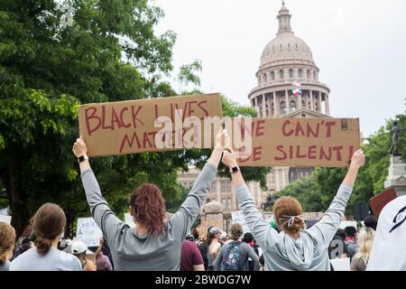 Austin, Texas, USA. Mai 2020. Während der Proteste in Austin, Texas, versammeln sich Demonstranten vor dem Kapitolgebäude. Demonstranten protestierten als Reaktion auf George Floyds Tod in Minneapolis und Michael Ramos' Tod in einem Offizier-involvierten Schießen in Austin. Kredit: Mikala Compton/ZUMA Wire/Alamy Live News Stockfoto