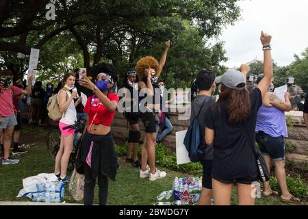 Austin, Texas, USA. Mai 2020. Während der Proteste in Austin, Texas, versammeln sich Demonstranten vor dem Kapitolgebäude. Demonstranten protestierten als Reaktion auf George Floyds Tod in Minneapolis und Michael Ramos' Tod in einem Offizier-involvierten Schießen in Austin. Kredit: Mikala Compton/ZUMA Wire/Alamy Live News Stockfoto