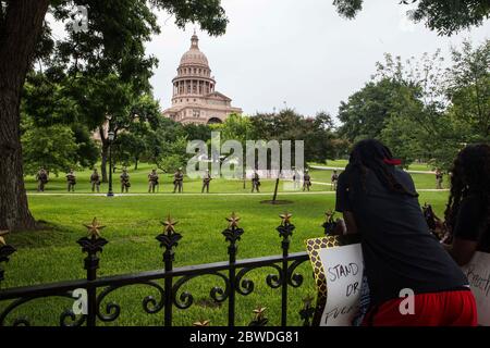 Austin, Texas, USA. Mai 2020. Die Demonstranten versammeln sich, während Mitglieder des texanischen Militärministeriums während der Proteste in Austin, Texas, vor dem Kapitolgebäude Wache halten. Demonstranten protestierten als Reaktion auf George Floyds Tod in Minneapolis und Michael Ramos' Tod in einem Offizier-involvierten Schießen in Austin. Kredit: Mikala Compton/ZUMA Wire/Alamy Live News Stockfoto