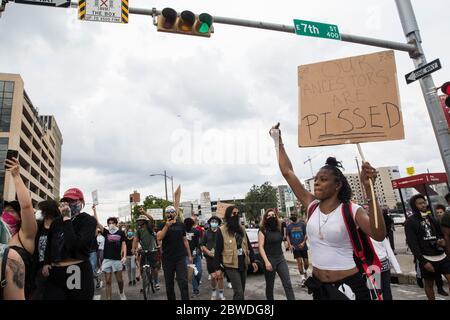 Austin, Texas, USA. Mai 2020. Protestierende marschieren während der Proteste in Austin, Texas, auf den Straßen. Demonstranten protestierten als Reaktion auf George Floyds Tod in Minneapolis und Michael Ramos' Tod in einem Offizier-involvierten Schießen in Austin. Kredit: Mikala Compton/ZUMA Wire/Alamy Live News Stockfoto