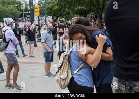 Austin, Texas, USA. Mai 2020. Zwei Frauen werden emotional, während sie vor dem Capitol in Austin, Texas protestieren. Demonstranten protestierten als Reaktion auf George Floyds Tod in Minneapolis und Michael Ramos' Tod in einem Offizier-involvierten Schießen in Austin. Kredit: Mikala Compton/ZUMA Wire/Alamy Live News Stockfoto