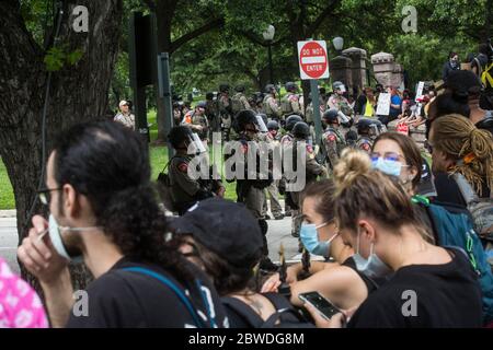 Austin, Texas, USA. Mai 2020. Die Demonstranten versammeln sich, während Mitglieder des texanischen Militärministeriums während der Proteste in Austin, Texas, vor dem Kapitolgebäude Wache halten. Demonstranten protestierten als Reaktion auf George Floyds Tod in Minneapolis und Michael Ramos' Tod in einem Offizier-involvierten Schießen in Austin. Kredit: Mikala Compton/ZUMA Wire/Alamy Live News Stockfoto