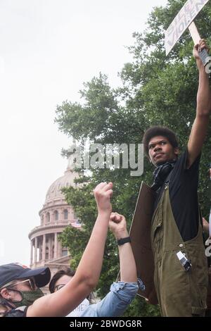 Austin, Texas, USA. Mai 2020. Während der Proteste in Austin, Texas, versammeln sich Demonstranten vor dem Kapitolgebäude. Demonstranten protestierten als Reaktion auf George Floyds Tod in Minneapolis und Michael Ramos' Tod in einem Offizier-involvierten Schießen in Austin. Kredit: Mikala Compton/ZUMA Wire/Alamy Live News Stockfoto