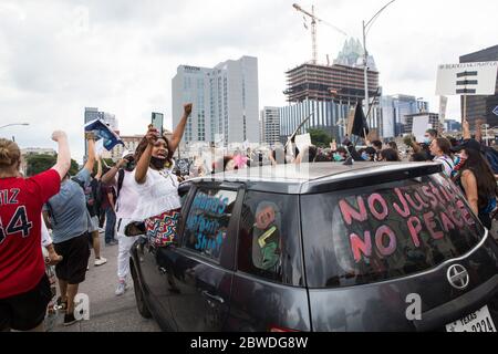 Austin, Texas, USA. Mai 2020. Protestierende marschieren während der Proteste in Austin, Texas, auf den Straßen. Demonstranten protestierten als Reaktion auf George Floyds Tod in Minneapolis und Michael Ramos' Tod in einem Offizier-involvierten Schießen in Austin. Kredit: Mikala Compton/ZUMA Wire/Alamy Live News Stockfoto