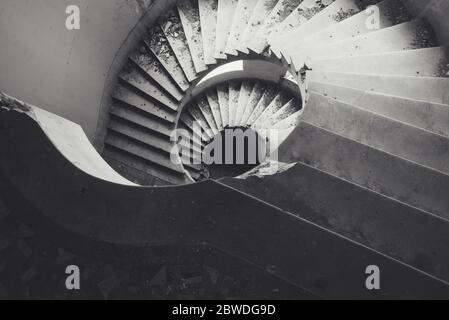 Alte Wendeltreppe in einem zerstörten alten Haus Stockfoto