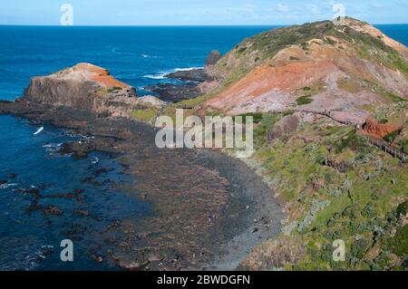 Cape Schanck, Mornington Peninsula, Victoria, Australien. Zu den hier sichtbaren Landformen gehören Meeresklippen, Wellenschliffplattformen und Stapel. Stockfoto