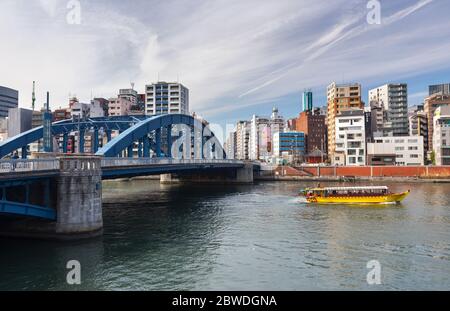 Brücke über den Sumida Fluss und Asakusa District Gebäude Urban Skyline an einem hellen Wintertag in Tokio, Japan Stockfoto