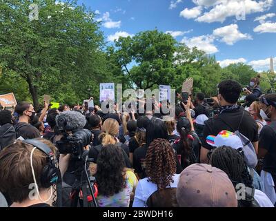 Washington, DC, USA. Mai 2020. 22. Mai 20 - Washington DC.Demonstranten scharen sich vor dem Weißen Haus als Reaktion auf den ungerechten Tod von George Floyd in Minnesota zu protestieren. Kredit: Christy Bowe/ZUMA Wire/Alamy Live News Stockfoto