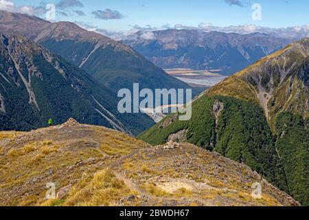 Wanderer auf dem Avalanche Peak Track im Arthur's Pass National Park Stockfoto