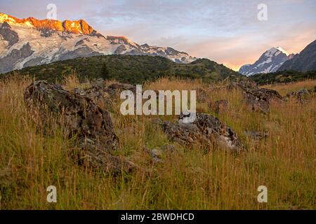 Sonnenaufgang auf Mt Sefton und Aoraki/Mt Cook Stockfoto