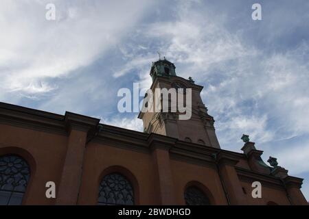 Stockholm, Schweden - Oktober 19 2018: Nahaufnahme des Turms von Storkyrkan oder der St. Nikolaus Kirche am 19 2018. Oktober in Stockholm Schweden. Stockfoto