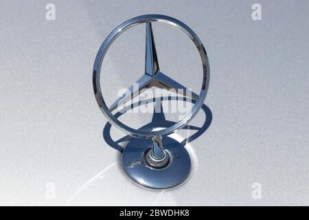 Indianapolis - Um Mai 2020: Mercedes Benz Standing Star Hood Ornament. Die Ursprünge des Dreipunktsterns gehen auf das Jahr 1909 zurück. Stockfoto