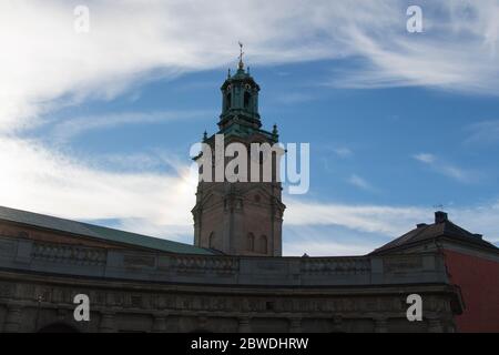 Stockholm, Schweden - Oktober 19 2018: Nahaufnahme des Turms der St. Nikolaus-Kirche oder Storkyrkan am 19 2018. Oktober in Stockholm Schweden. Stockfoto