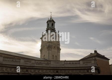 Stockholm, Schweden - Oktober 19 2018: Nahaufnahme des Turms der St. Nikolaus-Kirche oder Storkyrkan am 19 2018. Oktober in Stockholm Schweden. Stockfoto