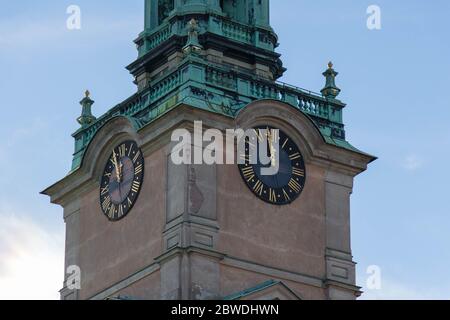 Stockholm, Schweden - Oktober 19 2018: Nahaufnahme des Uhrturms der St. Nikolaus Kirche oder Storkyrkan am 19 2018. Oktober in Stockholm SWE Stockfoto