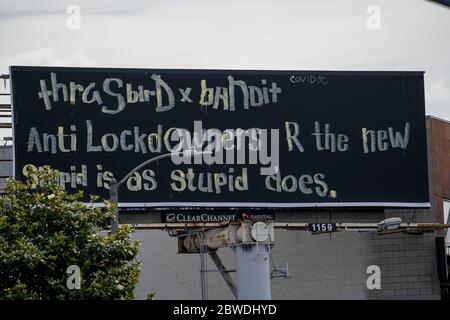 Los Angeles, Kalifornien, USA. Mai 2020. Eine graffierte Plakatwand beschimpft Menschen, die sich gegen die Stay at Home-Bestellungen in Los Angeles, Kalifornien, am Sonntag, den 31. Mai, stellen. Foto von Justin L. Stewart Quelle: Justin L. Stewart/ZUMA Wire/Alamy Live News Stockfoto