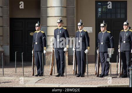 Stockholm, Schweden - Oktober 19 2018: Wachwechsel im Königlichen Palast von Stockholm am 19 2018. Oktober in Stockholm Schweden. Stockfoto